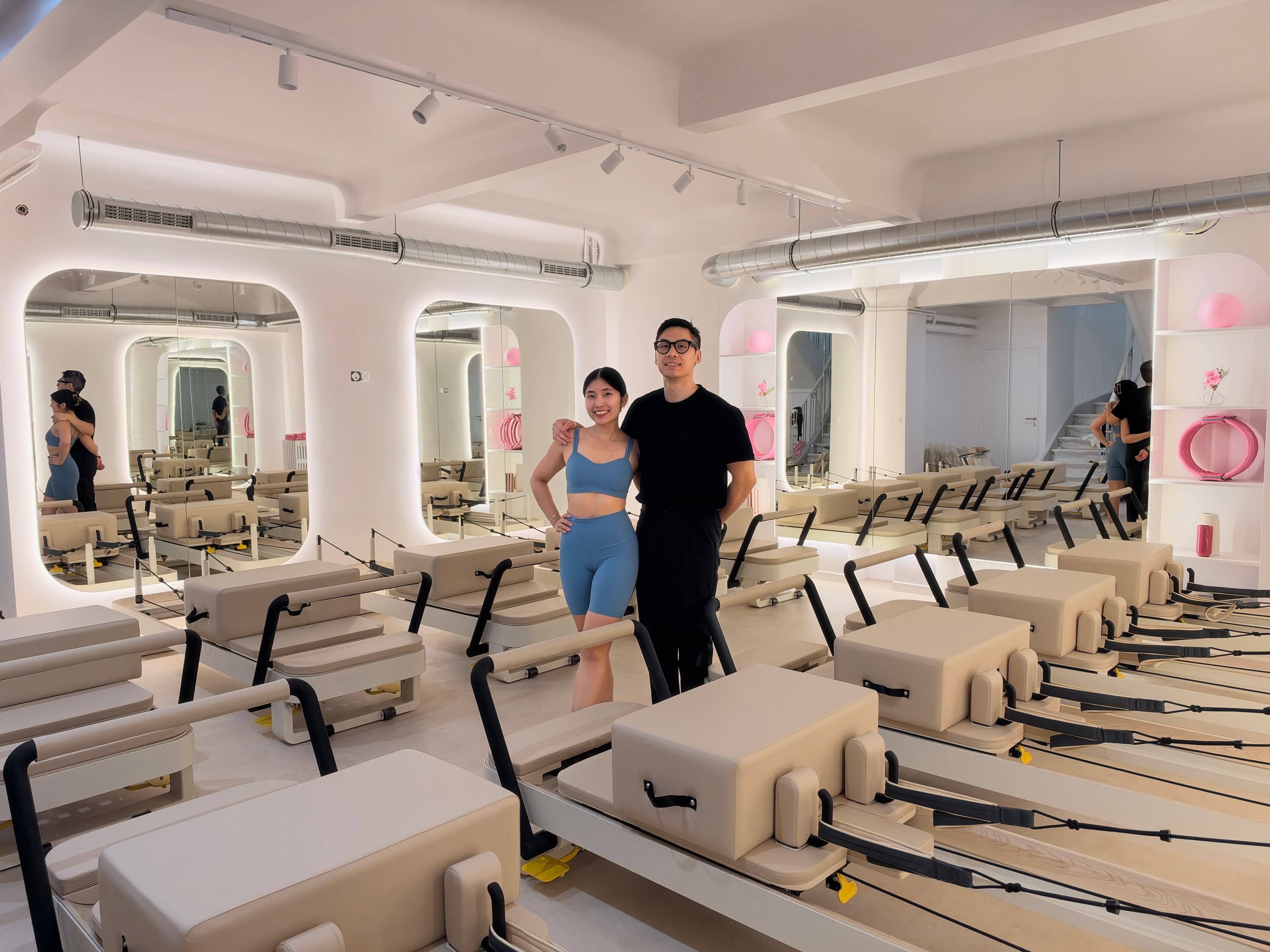 Studio active pilates avec deux personnes parmi les machines Reformer